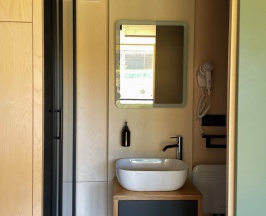 Двухместные Lodge-Apart с видом на озеро двуспальная кровать в Городок