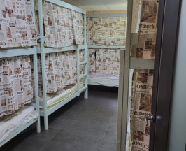 Кровать в общем номере в Хона