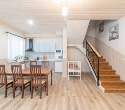 Таунхаус с электрическим камином в Лепота