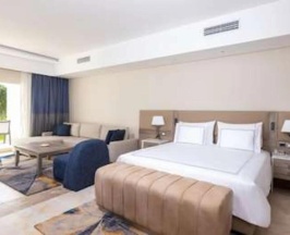 Двухместный полулюкс Blue Planet двуспальная кровать в Rixos Radamis Tirana Hotel