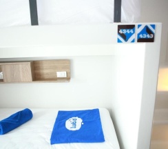 Кровать в общем номере в Lub d Phuket Patong