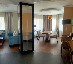 ЛЮКС БИЗНЕС-КЛАССА С БОЛЬШОЙ КРОВАТЬЮ (KING SIZE) И ДОСТУПОМ В БАР-ГОСТИНУЮ в Doubletree by Hilton Tyumen