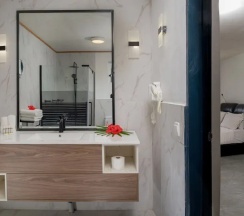 Семейный номер Deluxe с видом на воду в Club Fiji Resort