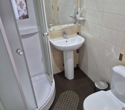 НОМЕР КОМФОРТ С ОДНОЙ ДВУСПАЛЬНОЙ КРОВАТЬЮ в Агни