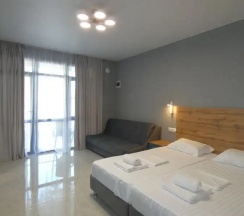 Апартаменты с балконом и с красивым видом из окна в Три тополя