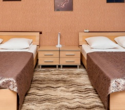 Номер полулюкс улучшенный с 2 двуспальными кроватями в Пантера