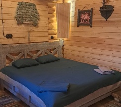 Дом двухместный из сруба и крымского песчаника в Подворье