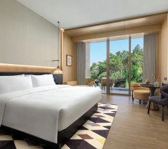 Двухместный номер Standard с балконом (двуспальная кровать) в voco Sanya Dadonghai By IHG