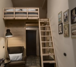 Двухуровневый номер с двумя раздельными кроватями в Brick Walls Hotel