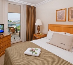 Люкс Deluxe с балконом и с видом на бассейн в Hotel Aria