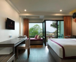 Двухместный номер Deluxe с балконом и с видом на бассейн двуспальная кровать в Chanalai Flora Resort, Kata Beach