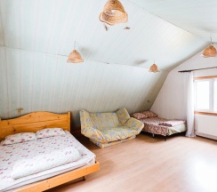 Коттедж с балконом и с красивым видом из окна в Филин дом