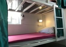 Кровать в общем номере с красивым видом из окна в Ploy Hostel