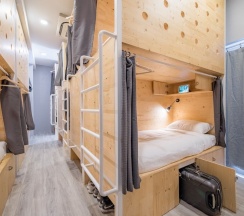 Кровать в общем номере с балконом в Nornyaowarat Hostel