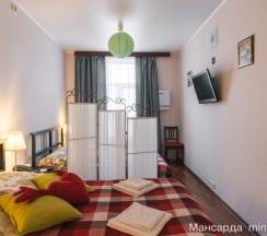 Семейная комната "Эконом" класса для 4-х взрослых с общей ванной комнатой в Мансарда