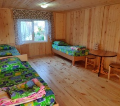 Трёхместный номер Superior с балконом и с красивым видом из окна в Василек
