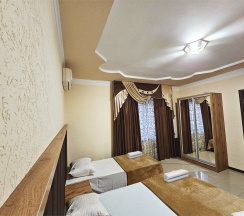 Улучшенный четырехместный номер с балконом в Guest house city center