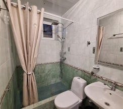 УЮТНЫЙ 11 ТРЕХМЕСТНЫЙ НОМЕР С ДВУСПАЛЬНОЙ КРОВАТЬЮ, ОДНОМЕСТНЫМ ДИВАН НА 3 ЭТАЖЕ в Цитрус