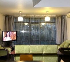 Коттедж с балконом и с красивым видом из окна в Friends House