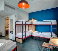 Кровать в общем номере с 6 комнатами в MEININGER Hotel Amsterdam Amstel