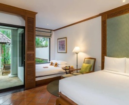 Двухместный номер Family с балконом и с видом на сад двуспальная кровать в JW Marriott Phuket Resort & Spa