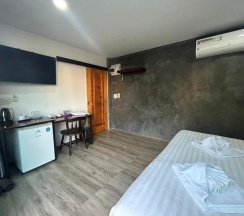 Двухместный номер Standard с видом на сад двуспальная кровать в Uthaithani Resort