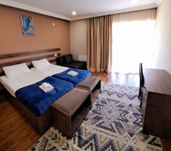 Двухместный номер Classic с балконом и с видом на горы двуспальная кровать в Hotel Mountain Mestia