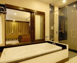 Двухместный номер Grand Deluxe с видом на бассейн двуспальная кровать в Horizon Karon Beach Resort & Spa