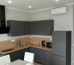 Четырёхместные апартаменты Дуплекс с красивым видом из окна в Валентина