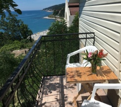 Апартаменты c 1 комнатой с балконом и с красивым видом из окна в Вилла Акация