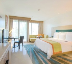 Двухместный номер Guest с балконом и с видом на сад двуспальная кровать в Renaissance Phuket Resort & Spa