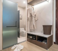 Двухместный номер Deluxe с балконом и с видом на бассейн двуспальная кровать в Howard Johnson by Wyndham Phuket Naiyang