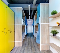 Кровать в 8-и местном общем номере повышенной комфортности в Roomy Hostel