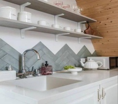 Розовый А-фрейм с купелью в окружении леса в Timeless