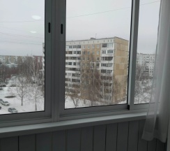 Апартаменты с 2 комнатами с балконом и с красивым видом из окна в Квартира Евродвушка Две подушки у Колоса