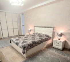 Апартаменты с балконом и с красивым видом из окна в Апартаменты в центре с тремя спальнями на Червякова 55 рядом с парком Победы