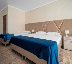 Стандарт 3-х местный с видом на улицу в Лабиринт