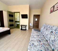 Двухместный семейный номер Superior с балконом и с красивым видом из окна двуспальная кровать в Людмила