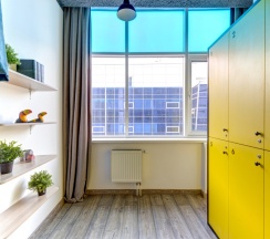 Кровать в 8-и местном общем номере повышенной комфортности в Roomy Hostel