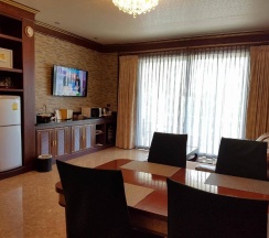 Люкс с видом на бассейн в Erawan Hotel