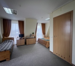 Трехместный номер с двуспальной и односпальной кроватями в Росситтен