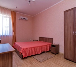 Двухместный номер Comfort с красивым видом из окна двуспальная кровать в Приазовочка