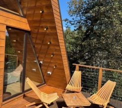 Коттедж с балконом и с красивым видом из окна в Красные Скалы