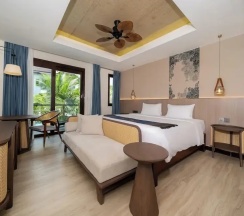 Двухместный номер Deluxe с балконом и с видом на бассейн двуспальная кровать в Howard Johnson by Wyndham Phuket Naiyang