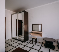 Полулюкс четырехместный с балконом в Космос