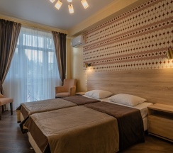 Шестиместный номер Семейный Комфорт с красивым видом из окна в Литфонд