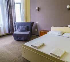 Номер стандарт с 1 односпальной и 1 двуспальной кроватью в Оптима