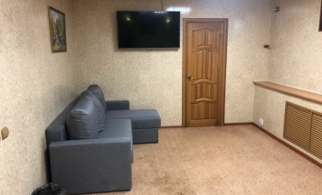 Семейный номер с двуспальной кроватью и двуспальным диваном в Легенда