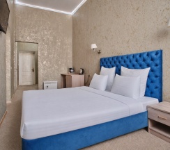 Улучшенный двухкомнатный номер в Fortis Hotel