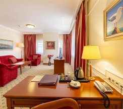 Дипломат в Валентина